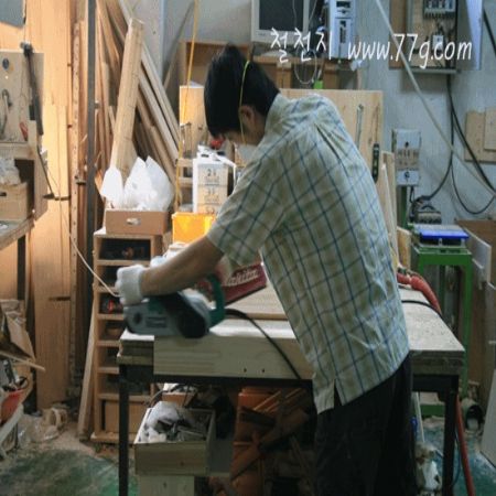 엔틱박스를 만들고 있습니다. 송호군이 작업 하고있습니다.