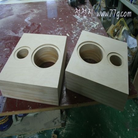 60mm 두께의 스피커 자작합판 두장과 mdf 네장을 붙였습니다