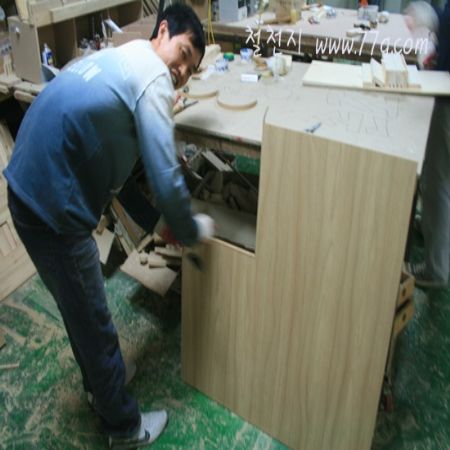 철천지 식구들은 지금 야근 중입니다 라면 끓였다네요.