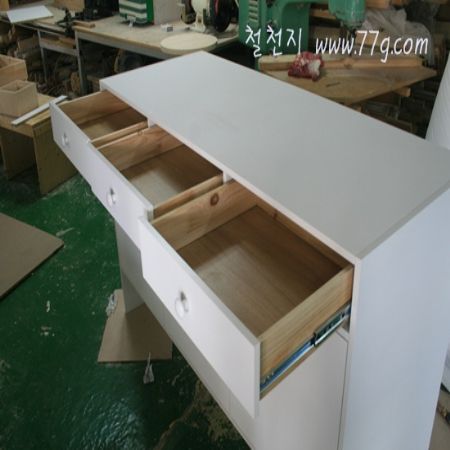 서점 책 매대 방염처리를 하는 모습입니다. 처음보는 방염처리 입니다.