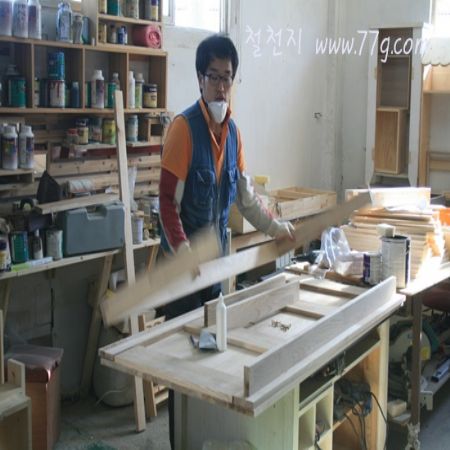 앨프러스 식탁입니다. 원래 앨프러스 식탁은 앨더 상판에 스프러스 다리