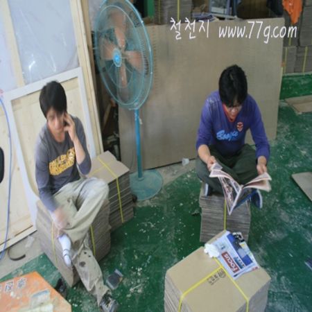 삼나무에 보라색을 워싱했네요...흔하지 않은 보라색이라 어디에 사용하실지 궁금하네요