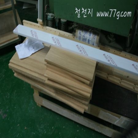 베이직 6인용 식탁 제작중이네요  이대리님이 뚝딱뚝딱!! 보강종결자 이대리님!!