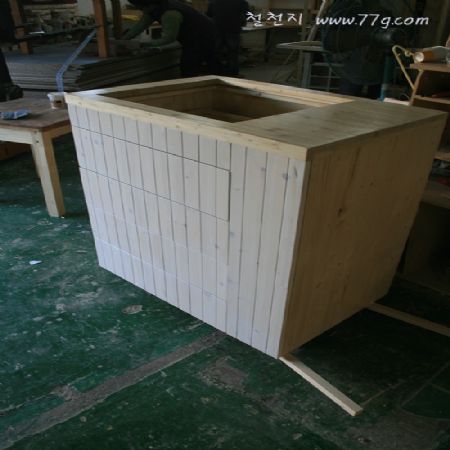 또 다른 싱크대 입니다. 아래 싱크대는 싱크볼이 설치될 예정이라서 상판은