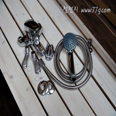 벽면용 보수 테이프인데요 구멍난곳에 이것을 오려 붙인다음에