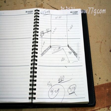 한쪽엔 어딘가에 들어갈 목심이 박힌 가로대 들이 좍~~~ 수량이 엄청 많네요.