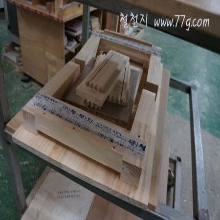 멀바우 목재가 무지 질기네요.. 그래서 자르기가 어렵습니다.