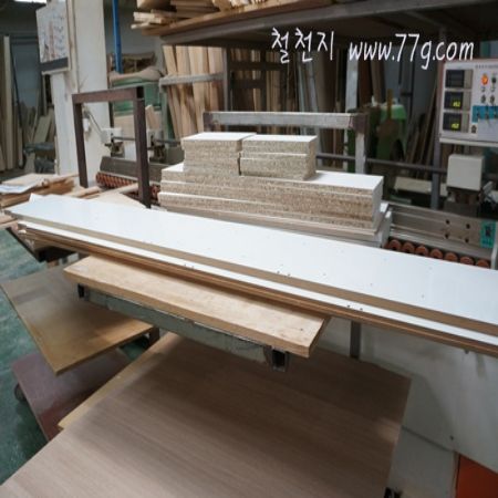 유로 수납장을 완전히 환골탈퇴하는 작품 입니다. 문짝도 갤러리 입니다.