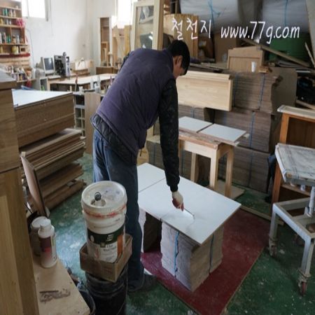 전시장에 사용할 MDF에 젯소 와 백색 도색을 완성품으로 출고