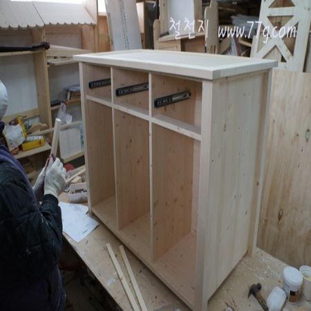 뒷판까지 스프러스18mm 로 만든 아일랜드 식탁 입니다.