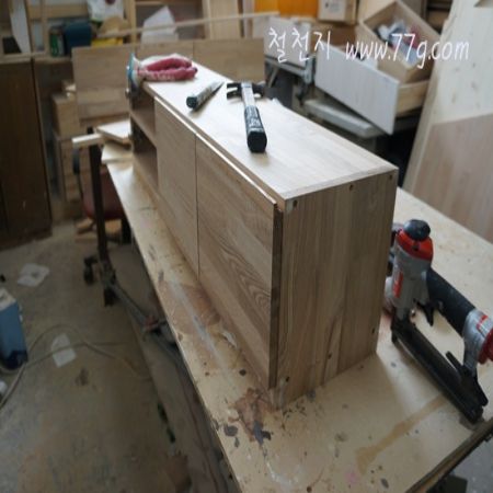 물푸레로 만든 수납 가구 입니다. 손잡이를 없애고 심플함을 더했습니다.