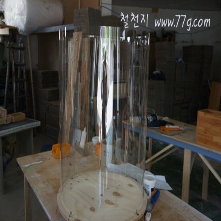 신발가격에  평생 쓸수 있는 책상과 탁자를 옷가격에 옷장을 만들수 있습니다.