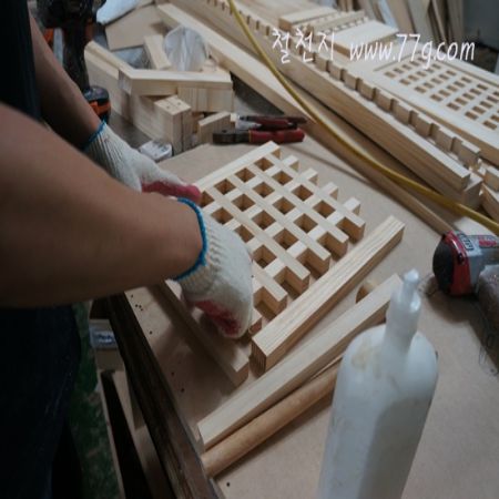 3cm 간격의 촘촘한 격자 문짝을 만드는 중입니다.