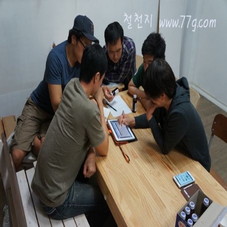 인터넷 회사가 나름 경쟁력을 가지려면 프로그램은 직접 만들어야 한다는 판단