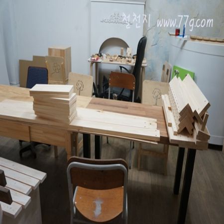 수납이 가능한 원목 소파