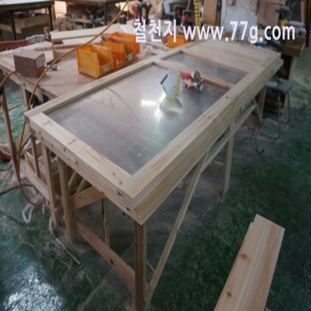 3명이 안전작업을 최우선으로 출고 할수 있는 만큼 작업을 하고 있습니다.