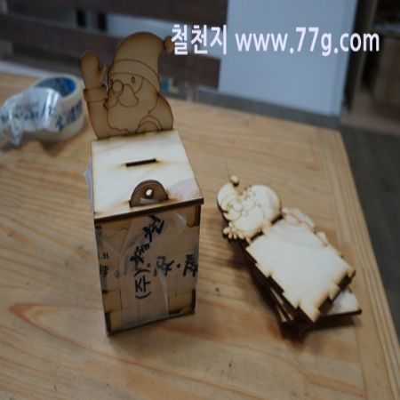 산타 저금통을 제작중 입니다. 겨울 상품을 준비중 입니다.