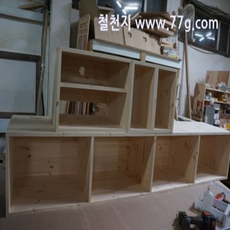 철천지는 현실적인 주문형 가구를 만드는 제작소를 운영하고 있습니다