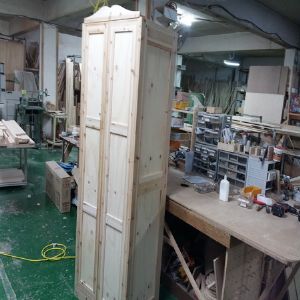 시즈닝 원목 옷장(계절에 따라 벽지,사진 부착)(삼나무) (700*2000*500)(샌딩)(1개)