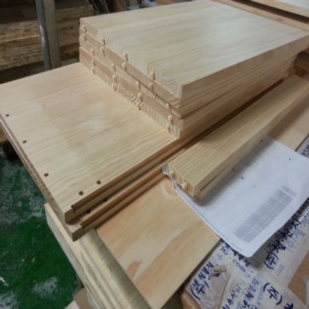 철물과 목재팀 모두 신제품과 휴일에 밀린 주문으로 바쁘게 움직이고 있습니다.