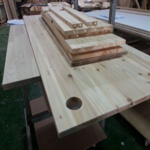 삼나무로 제작된 주문형 책장