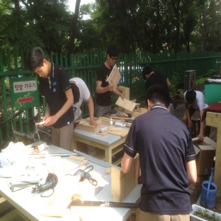 학교 정규 수업 시간에 고등학생들을 가르치고 있습니다.