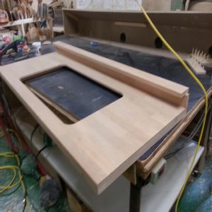 싱크대상판 원목(특수목) 36mm(뒷턱포함,싱크볼 별매)(1.볼규격 JS850)(오리나무) (1570*36*650)(1개)