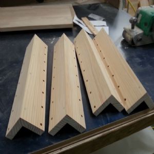 복층용 ㄱ각재 (홀9mm 간격 64mm) 96x96x2016 24mm (소나무) (2016*0*0)(1개)