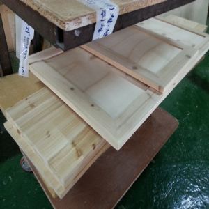 집성원목 18mm 시즈닝 문짝 베이직(알판선택)(3.베이직옹이판)(삼나무) (500*1137*0)(1개)