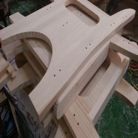 나무가 좋아서 철물점에서 주문가구로 서비스를 늘린 철천지입니다.