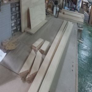 시즈닝 원목 옷장(계절에 따라 벽지,사진 부착)(소나무) (700*2000*500)(샌딩)(1개)