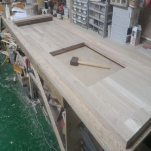 싱크대상판 원목(특수목) 36mm(뒷턱포함,싱크볼 별매)(볼 JS870)(물푸레) (1430*36*650)(샌딩)(1개)