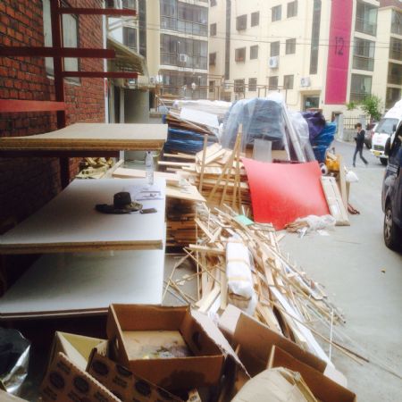 목재들이 틈새에 끼워 있어 어렵게 제품을 찾아 생산을 하고 있습니다.