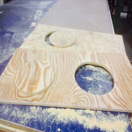 보이지 않던 분진들을 수시로 청소 하며 작업을 하고 있습니다.