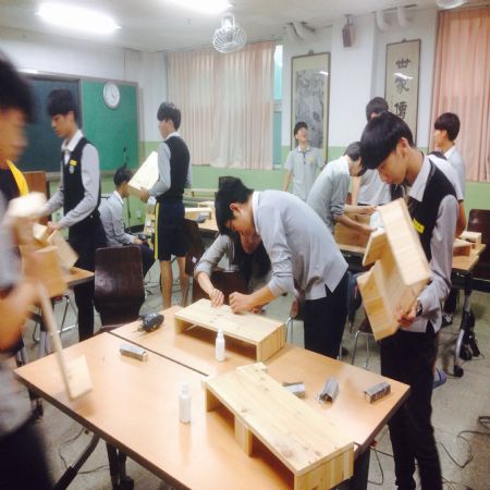 DIY를 가르치는데 최선을 다했습니다.