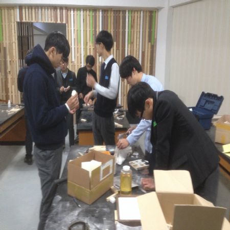 철천지 교육장소의 첫 대상은 학생들이 되었습니다.