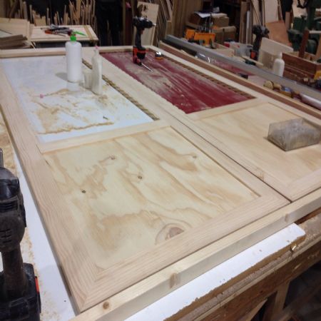 가구의 기본이 되는 문짝부터 정비를 했습니다.