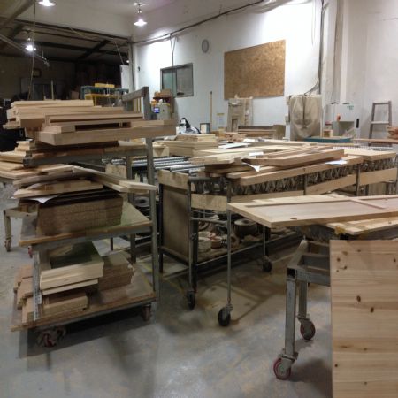 샌딩과 포장을 마치지 못한 diy제품들이 쌓였습니다.