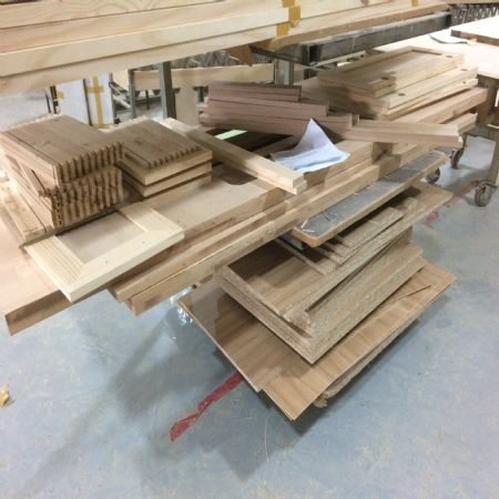 최소인원만 제외하고 모두 현장에서 작업중 입니다.