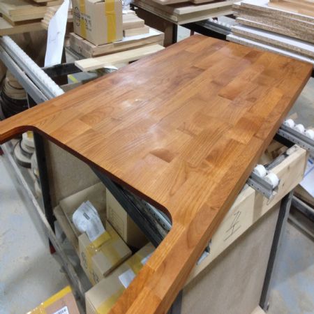 포장을 뜯는 순간 마주보게될 하드우드 싱크대상판입니다.