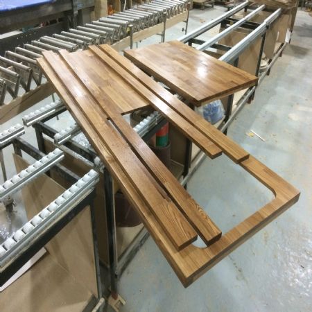 철천지 원목 싱크대 상판은 샌딩과 방수코팅을 해서 출고 합니다.