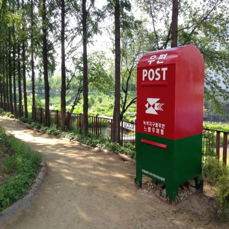 철천지에서 구청과 함께 만든 나무 우체통 입니다.