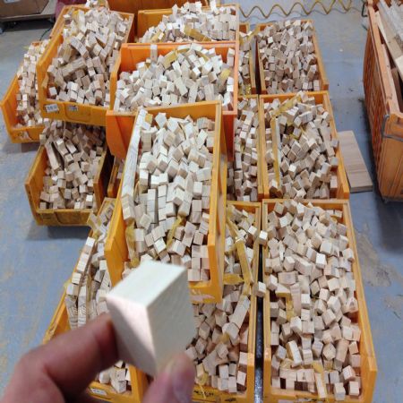 철천지에서는 학생들을 위해 교육용 자재 생산하고 있습니다.