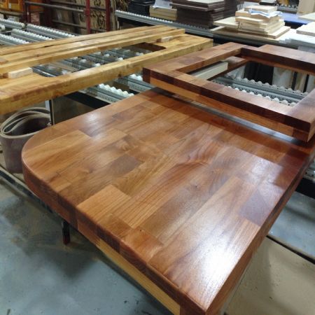 철천지 원목 테이블 가격과 메이커 신발 가격이 같다는건 설명하기 어렵습니다.