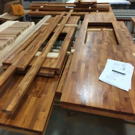 최고급 수제가구로 탄생될수 있도록 완성도를 높여 왔습니다.