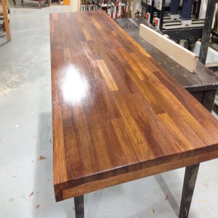 철천지 싱크대 상판 도료는 천연 바니쉬와 요트등급 우레탄 바니쉬를 마감으로 사용 합니다.