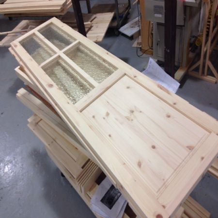 철천지가 주문형 원목 중문을 제품화 해서 판매 한지는 8년정도 되었습니다.