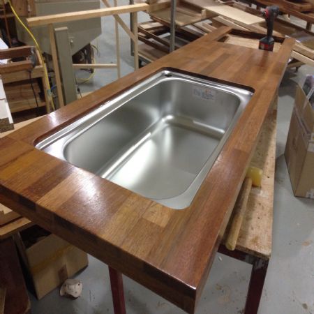 유일한 기술과 투자가 마켓팅과 외형 뿐이라면?