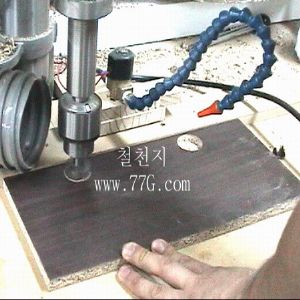 경첩홈 가공시 먼지를 자동으로 털어내는 방법(동영상)