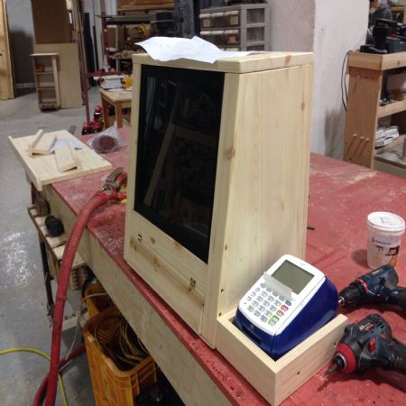 철천지 매장에는 원목 키오스크와 POS 기계가 사용될 겁니다.